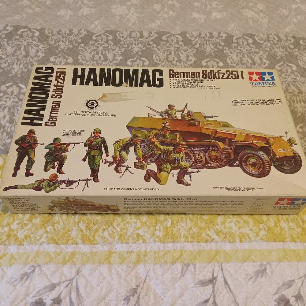 Tamiya German Hanomag Sdkfz251/1 w/t 9 Figures 1/35